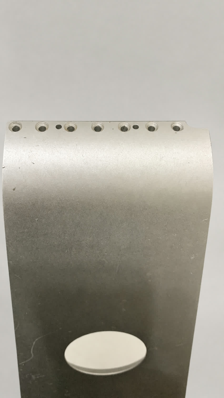 03-mounting-holes-neutral-v4.jpg Vista frontal de orificios de montaje. Derivado v4; sin serial ni pantallas; conserva siete orificios principales, dos gu?as, suciedad y defectos reales. SHA-256 FD4ACB6D64FDA81E3ADE3328F940045F96F78F5B950843C365985557D0A987C9.